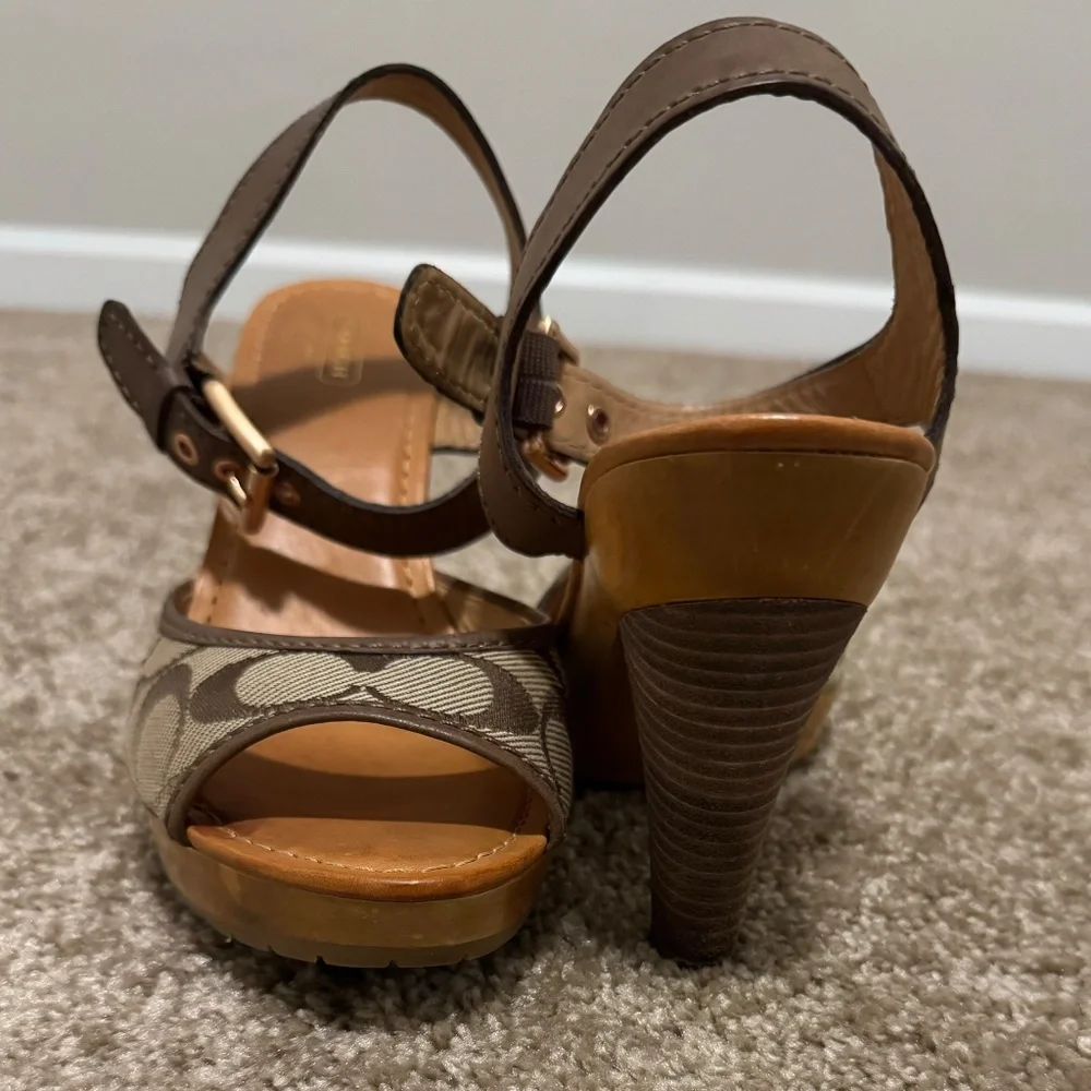 COACH Elanna Heeled Sandals.Khaki & Brown Size 9.5 Used.Like New Condition - Picture 3 of 5